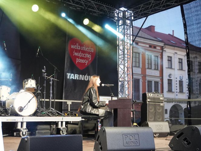 Na rynku w Tarnowie trwa koncert 33. Finału Wielkiej Orkiestry Świątecznej Pomocy. Tak bawią się mieszkańcy miasta