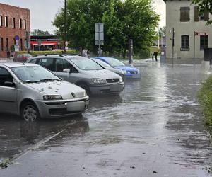 Nawałnica nad Gnieznem. Miasto zalały strumienie wody po ulewie i gradobiciu [ZDJĘCIA].