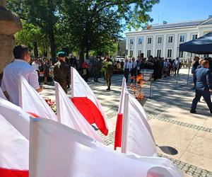 Na Skwerze Niepodległości w Siedlcach można było wysłuchać okolicznościowych przemówień i Apelu Pamięci Oręża Polskiego