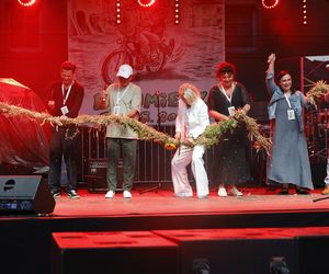 Cała na biało Maria Pakulnis szaleje z sierpem w Lubomierzu. Renata Dancewicz tym razem na spokojnie