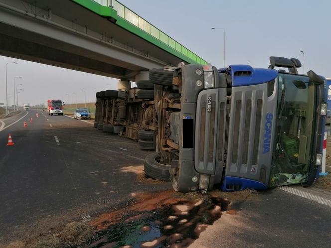 Wypadek na obwodnicy Szczuczyna. Ciężarówka zablokowała pas ruchu [ZDJĘCIA]