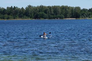 Nad jezioro Piaseczno przyjeżdżają turyści z całego kraju! I to dosłownie