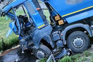 Jechał zygzakiem i staranował autobus. Jest nagranie