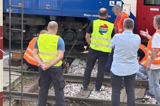 Autobus miejski zderzył się z pociągiem WKD. Ranni pasażerowie przewiezieni do szpitala