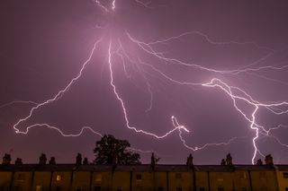 Burze z gradem i silnym wiatrem. IMGW ostrzega mieszkańców siedmiu województw