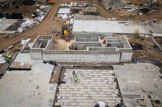 Postęp prac na placu Centralnym w Warszawie (luty 2025)