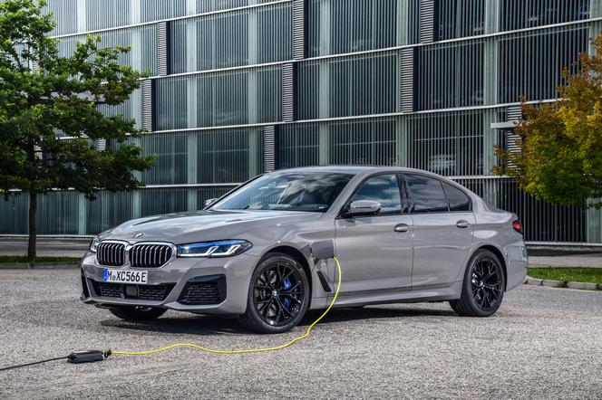 (2021) BMW 545e xDrive PHEV