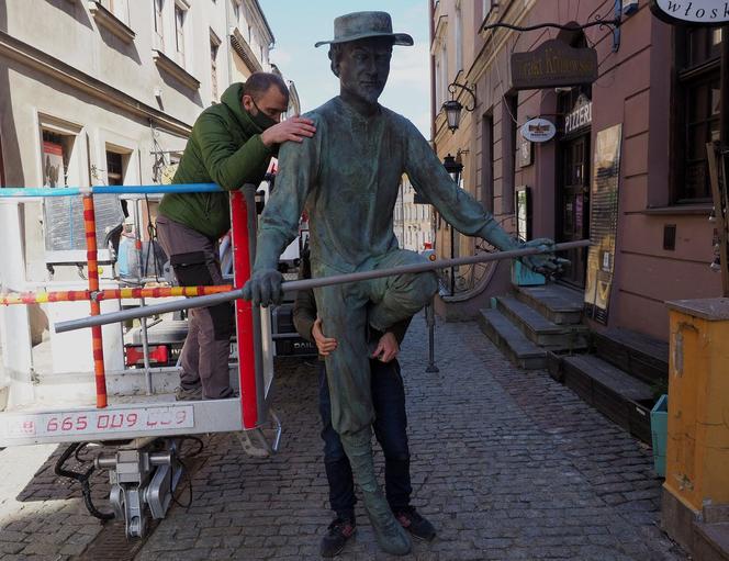 Sztukmistrz z Lublina już na swoim miejscy. Małpka też. Rzeźbę balansującą na linie nad Starym Miastem pod koniec stycznia obalił śnieg