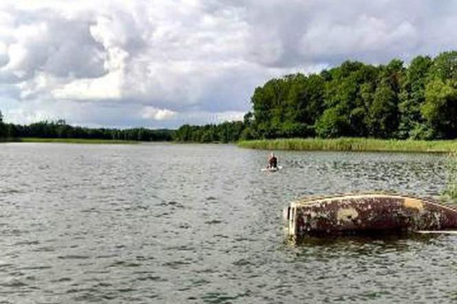 Jezioro Wałpusz. Łódź żeglarska przewróciła się na jeziorze. Cała załoga wpadła do wody