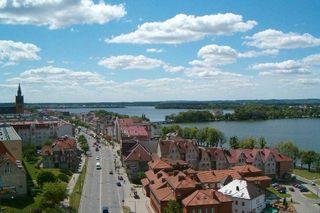   Ełk. Tłumy turystow odwiedzają to miasto. Jest największym na Mazurach