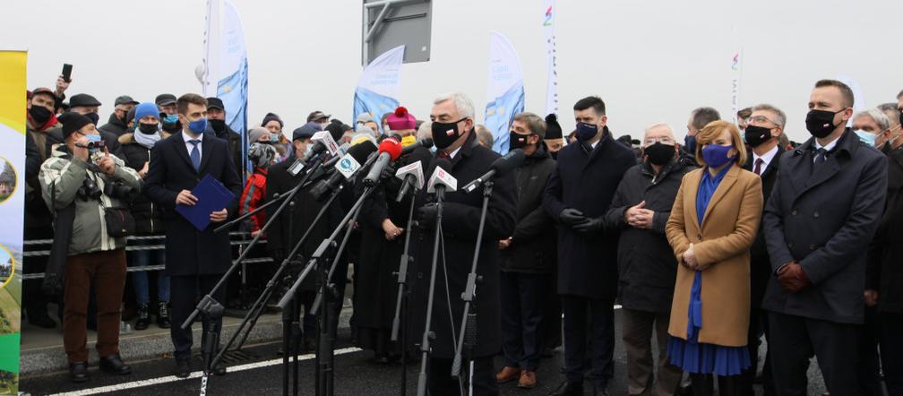 Most na Wiśle otwarty z WIELKĄ POMPĄ! A dystans społeczny?