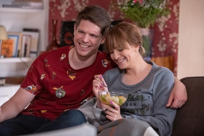 Na Wspólnej odc. 3102 - opis, streszczenie: Sandra po opuszczeniu szpitala jest radośnie witana przez przyjaciół