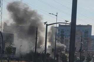 Pożar samochodu na rondzie Inwalidów w Łodzi