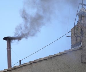 PILNE. Czarny dym nad Watykanem! Kardynałowie wciąż nie wybrali papieża