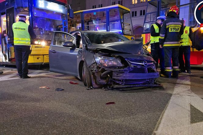 Groźny wypadek w Warszawie. Samochód i dwa tramwaje rozbite. Jeden z nich się wykoleił