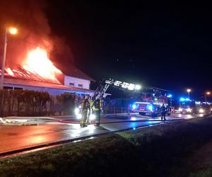 Potężny pożar hurtowni w Strażowie. W akcji brało udział ponad 100 strażaków