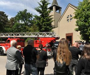 Policjant Arkadiusz zginął tragicznie.  Przez huk salwy na pogrzebie przedarł się łamiący serce szloch