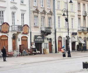 Co się dzieje na Krakowskim Przedmieściu w Warszawie? Rosyjskie napisy na ulicach