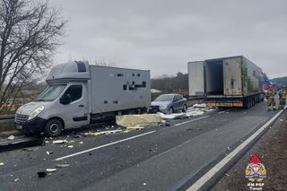 Wypadek na D10 pomiędzy Bydgoszczą a Toruniem. Zderzyły się cztery pojazdy. Jedna osoba nie żyje [ZDJĘCIA]