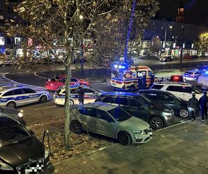 Podźgali się w centrum Warszawy. Bitwa na noże przed znanym kebabem. Podejrzanych złapali przed komendą policji