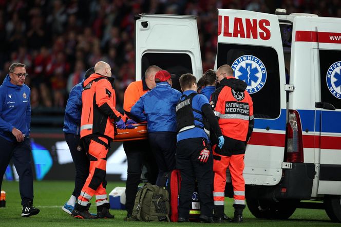 Rafał Mikulec w spotkaniu z Miedzią Legnica nabawił się bardzo groźnie wyglądającej kontuzji. Zawodnik długo opatrywany był na murawie, skąd zabrała do karetka