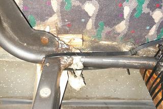 Siedzenia na drewnianych klockach i trytytkach. W takich warunkach wozili ludzi!