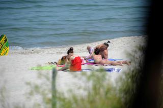 Kaczyńska z nieznajomym smaży się na plaży