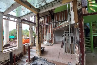 Rozbiórka słynnej willi na dachu bloku