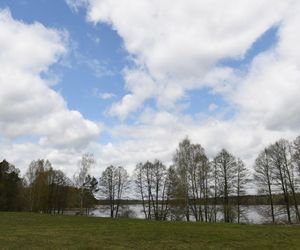 To jezioro na Mazurach jest niemal nietknięte przez człowieka. Nie wolno tam nawet krzyczeć