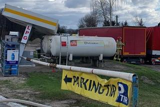 Na stacji paliw w Sarnakach ciężarówka wjechała w zbiornik z gazem