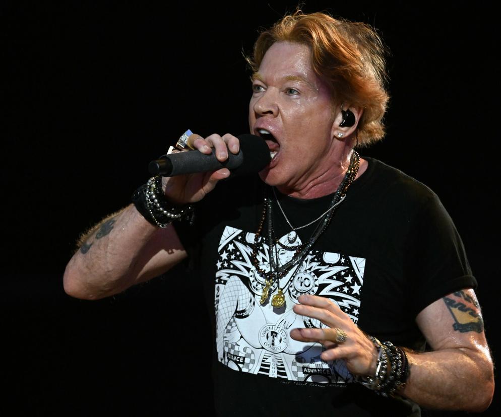 Axl Rose UPADŁ na scenie! Co się stało muzykowi?