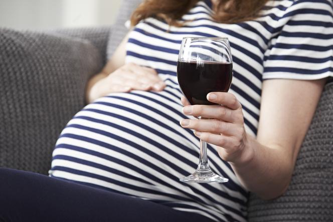 Kobieta w ciąży pije wino