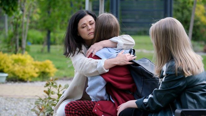 M jak miłość odc. 1885. Sara (Nadia Smyczek), Lenka (Olga Cybińska), Kinga (Katarzyna Cichopek)