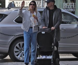 Krzysztof Ibisz z rodziną na spacerze