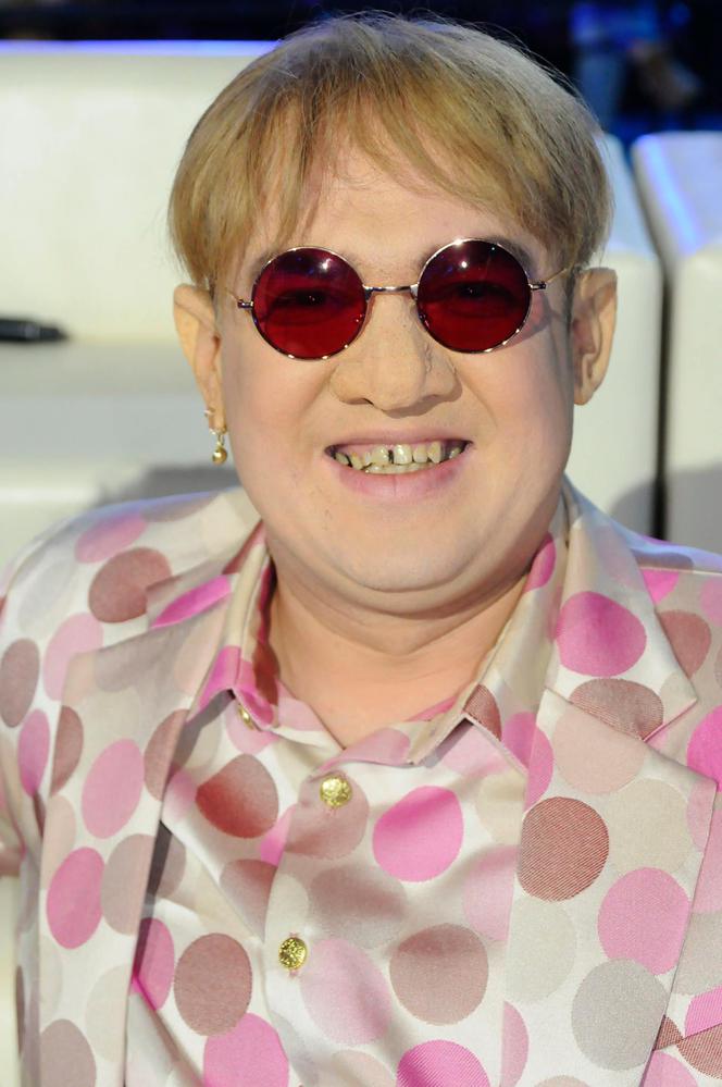Paweł Tucholski jako Elton John