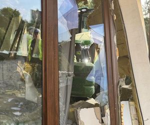 Wypadek w w Balczewie pod Inowrocławiem. Ciągnik wbił się w dom