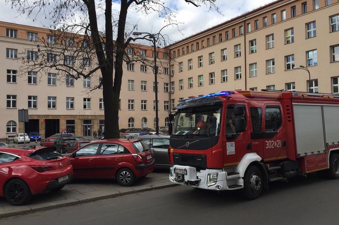 Tajemnicza przesyłka w bramie Urzędu Miasta Łodzi. Ulica Piotrkowska zamknięta!