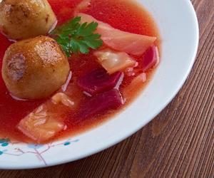 Botwinkowa zupa z wiśniami i chrupiącymi ziemniakami. Przepis na wyjątkową zupę