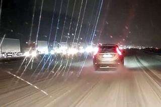Zamknięta autostrada A4. TIR zablokował przejazd po wypadku na śniegu