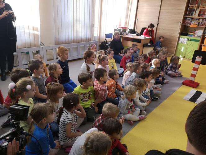 Zebra uczy dzieci przechodzić przez... zebrę