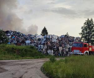 Ogromny pożar składowiska tekstyliów w Kamieńcu