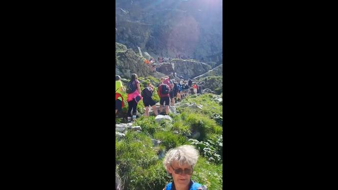 Turyści oblegają Tatry. Kolejki tworzą się nawet przy wejściu na Rysy! [WIDEO]