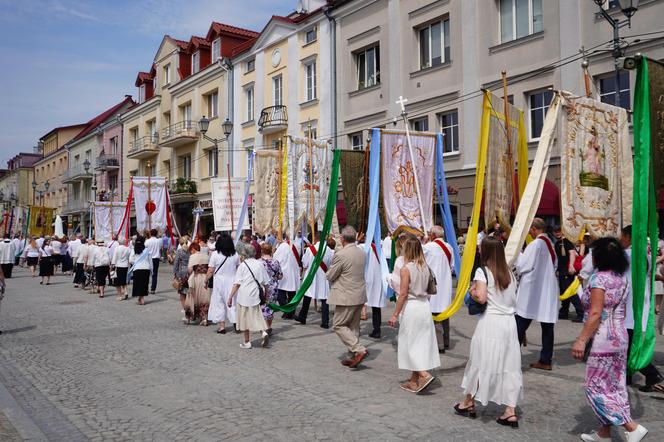 Boże Ciało 2024. Tłumy wiernych przeszły w procesji ulicami Białegostoku