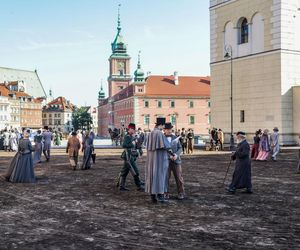 Wokulski i Rzecki spacerują po Warszawie. Plan zdjęciowy „Lalki” przeniósł Stare Miasto do XIX wieku!