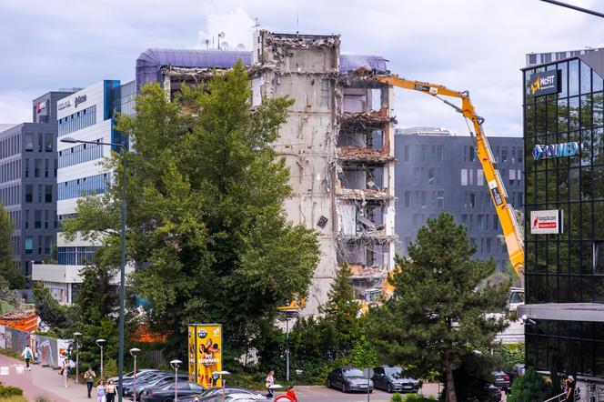 Trwa rozbiórka Curtis Plaza - zdjęcia. To objaw szerszego zjawiska. Warto wiedzieć, jakiego