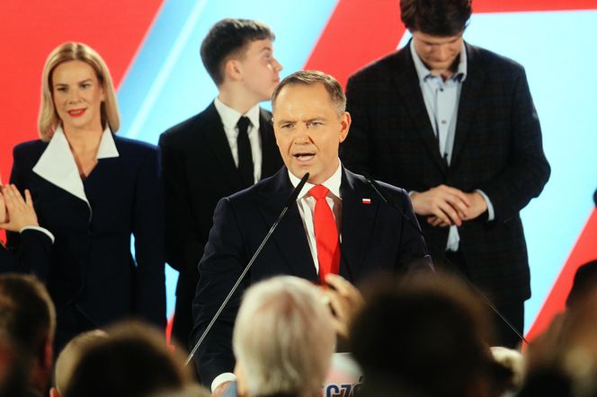 Marta Nawrocka na spacerze z córką i mężem