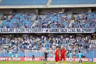 Bojkot kibiców Lecha Poznań. Kuriozalne sceny na trybunach podczas meczu z Koroną Kielce. Musisz to zobaczyć