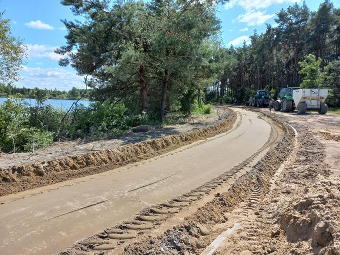 Przy zbiorniku wodnym na Zaborowie w Lesznie powstaje ścieżka rowerowa