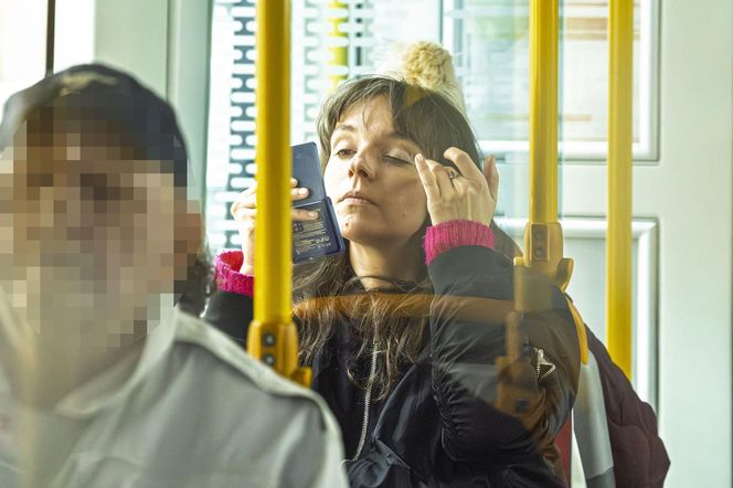 Jachira maluje się w tramwaju