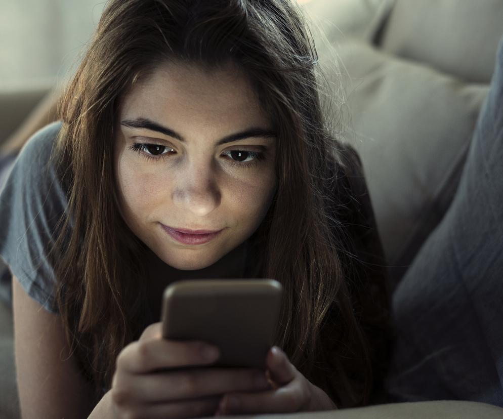 Głowa do góry_nastolatka z teleonem